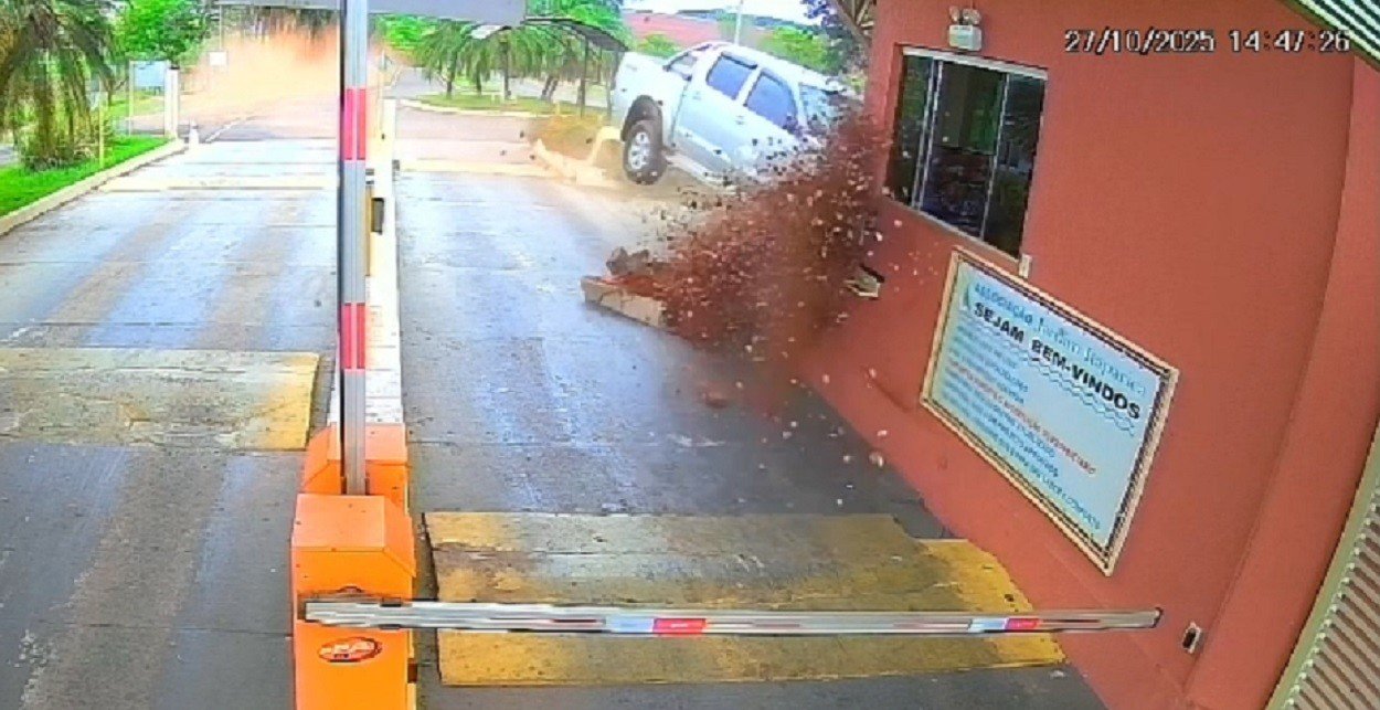 Alta Velocidade: Caminhonete Destrói Guarita em Condomínio no Interior de SP