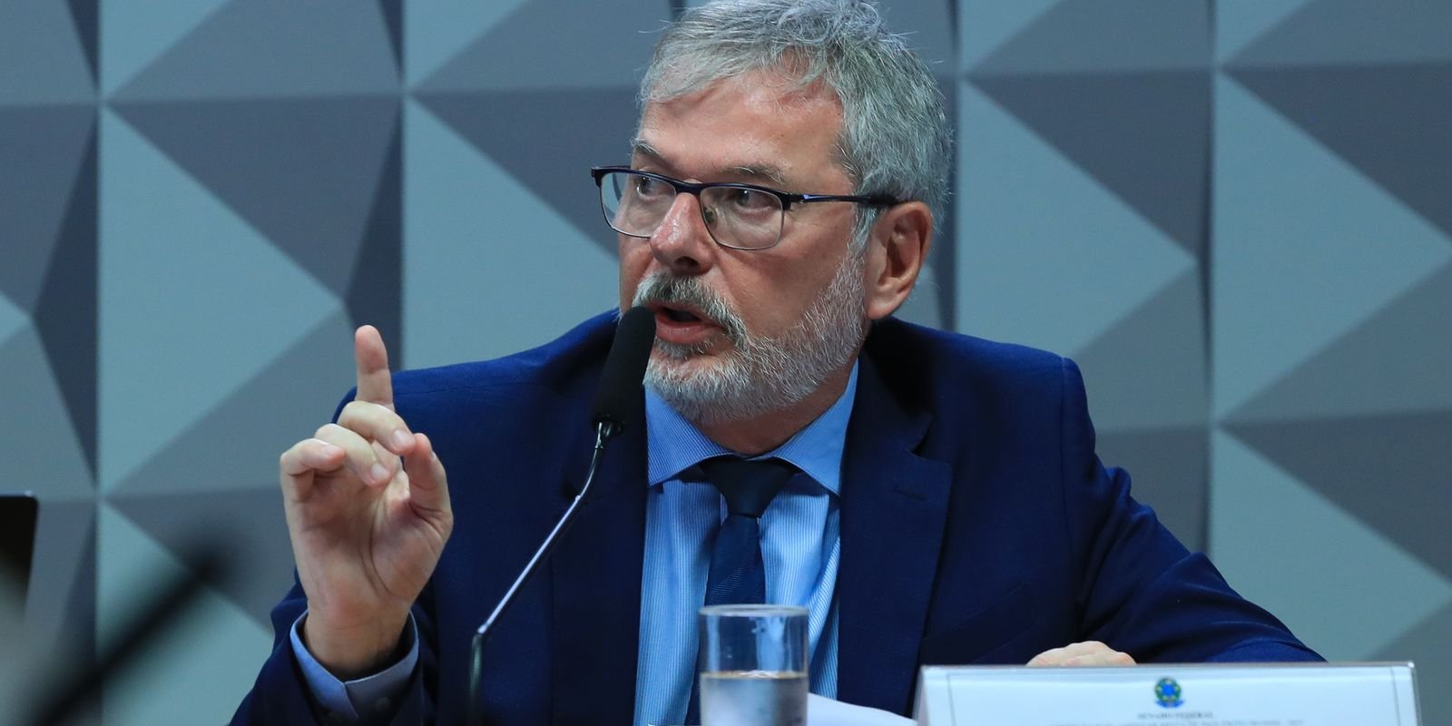 Ex-Diretor do INSS Nega Influência Política em Investigação na CPI