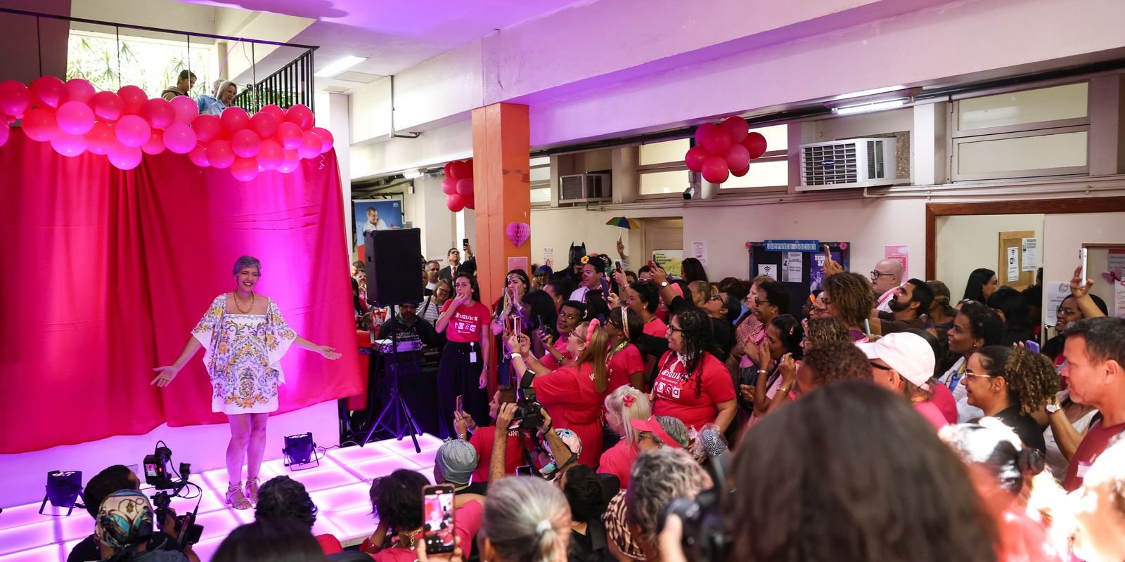 Inca promove autoestima de pacientes com desfile e serviços no Outubro Rosa