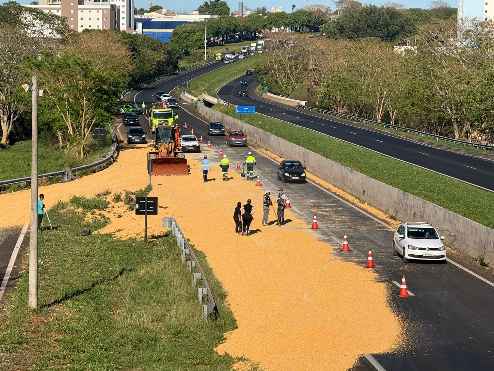 Carreta Tomba e Interdita Faixa da Washington Luís em Rio Preto; Trânsito Lento