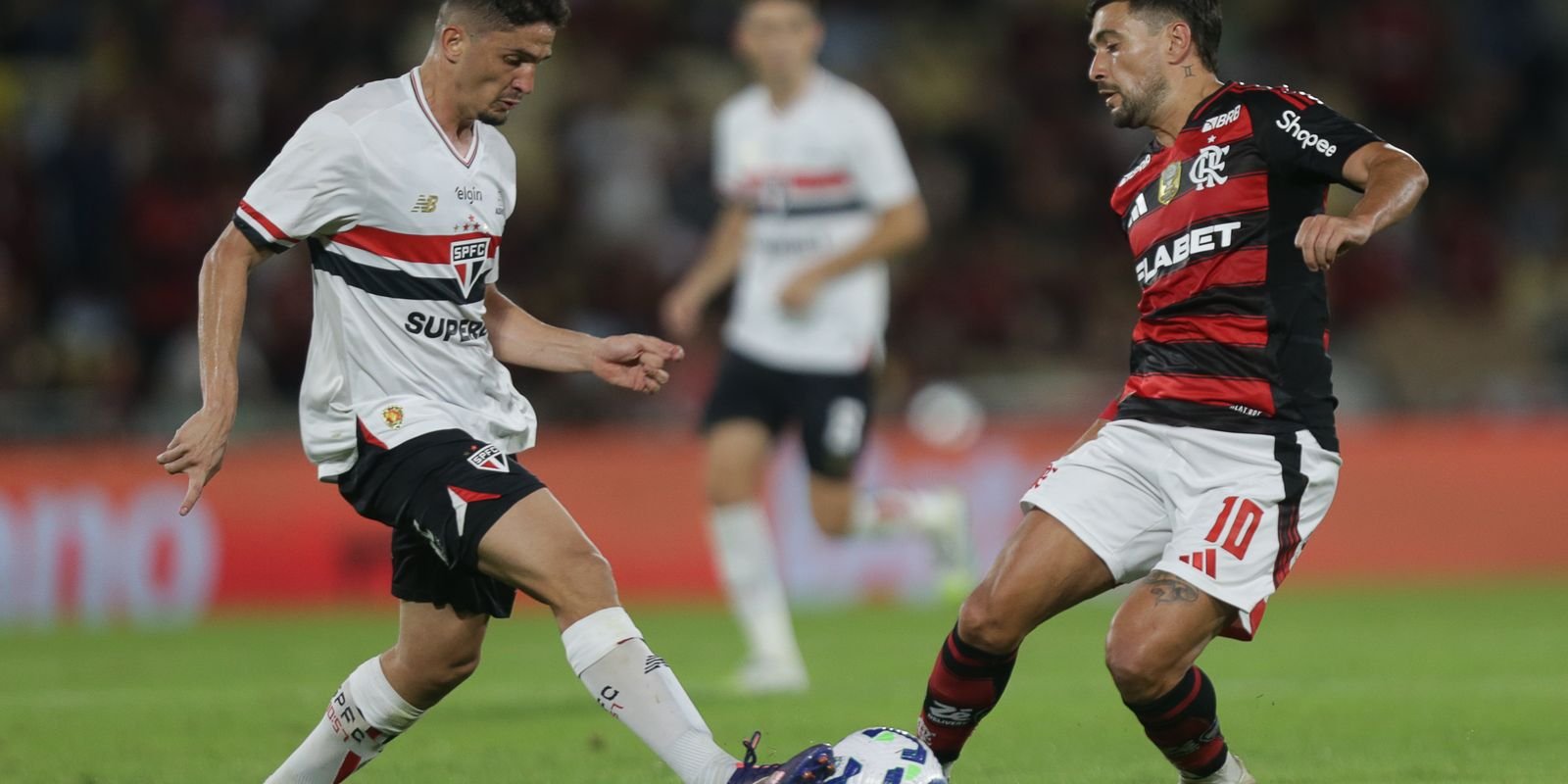 Flamengo Desafia São Paulo na Vila em Busca da Liderança