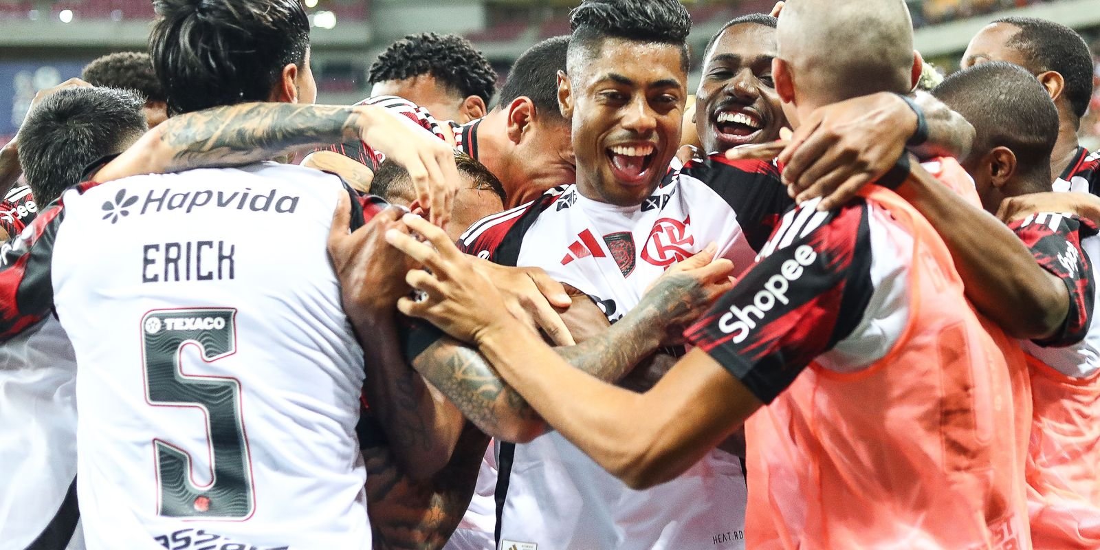 Flamengo atropela Sport, assume ponta do Brasileirão; Palmeiras tropeça no clássico