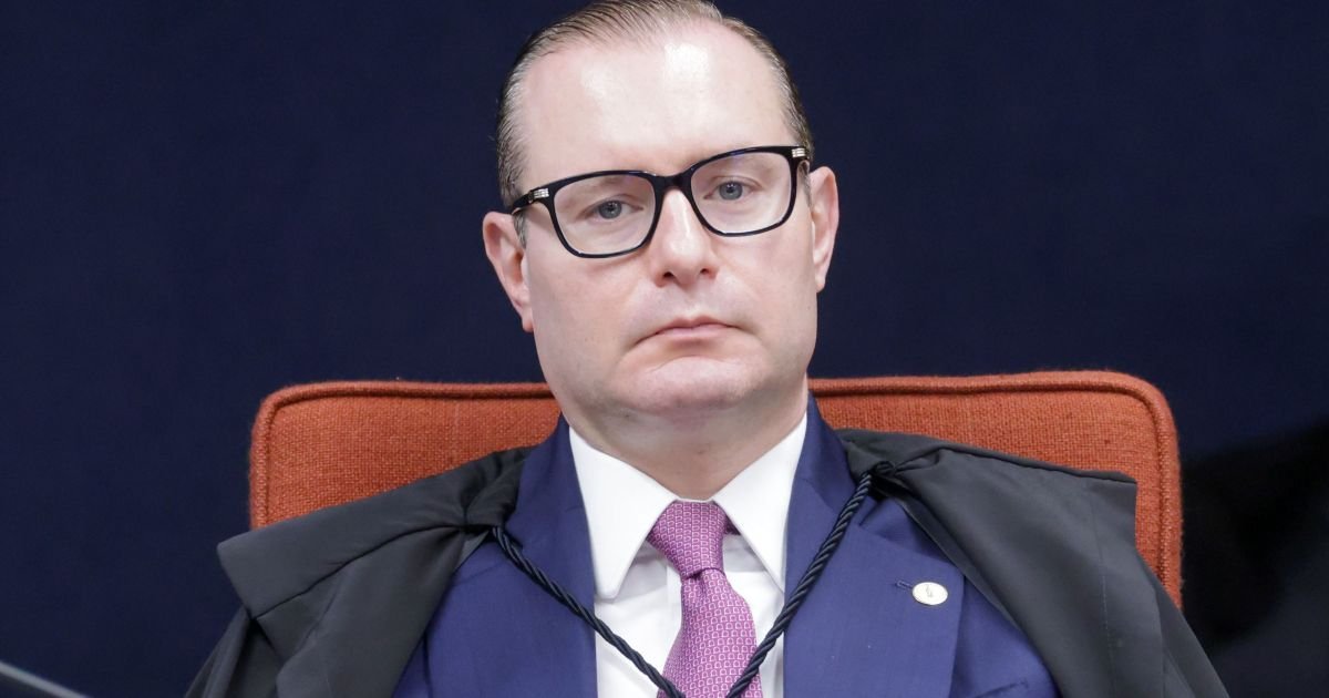 Zanin Segue Moraes e Vota por Condenação em Caso de Tentativa de Golpe