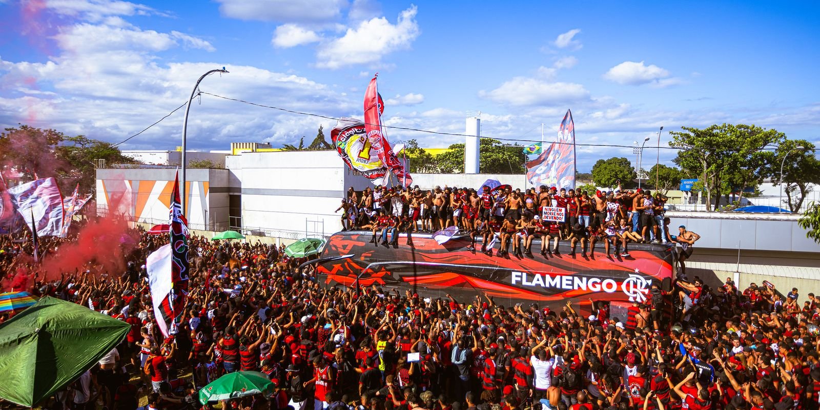 Torcida Incendeia Embarque do Flamengo para a Final da Libertadores