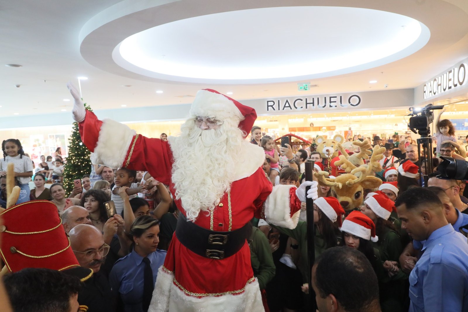 Chegada do Papai Noel inicia a campanha de Natal no Riopreto Shopping