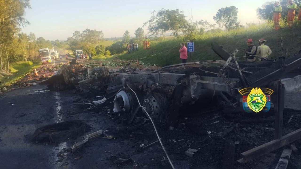 Motorista morre em colisão entre carretas na PR-092