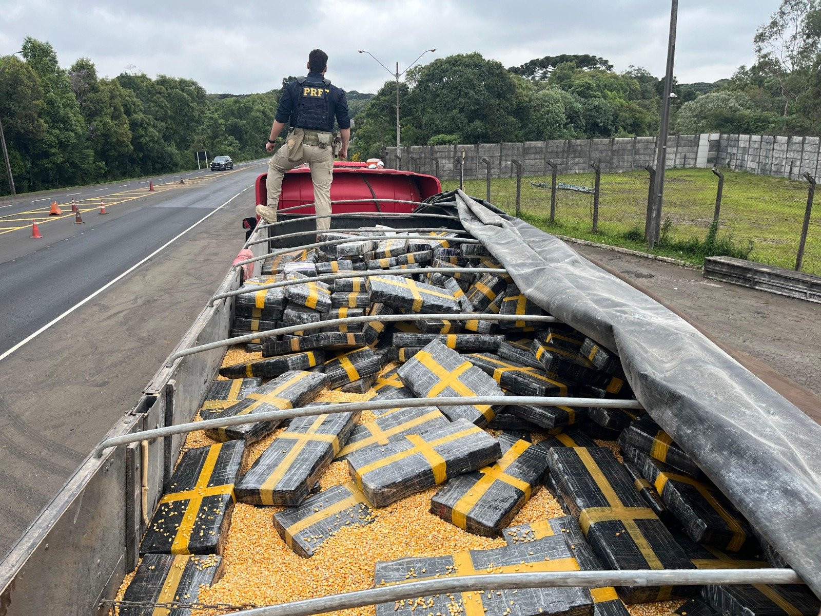 PRF apreende quase 2,5 toneladas de maconha em rodovia no Paraná