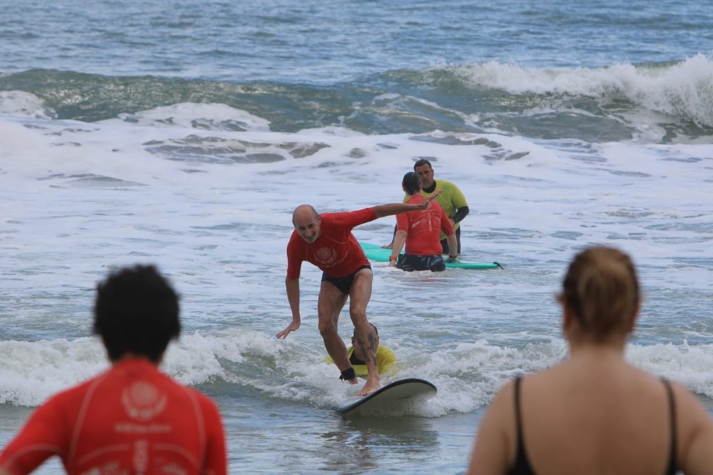 Surf Para Todos: Inclusão e Diversão nas Praias de São Sebastião