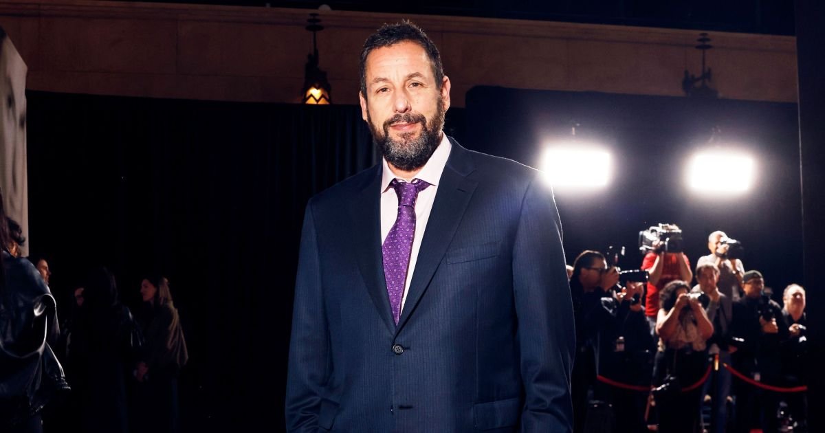 Adam Sandler Agradece Vida e Casamento Duradouro em Hollywood