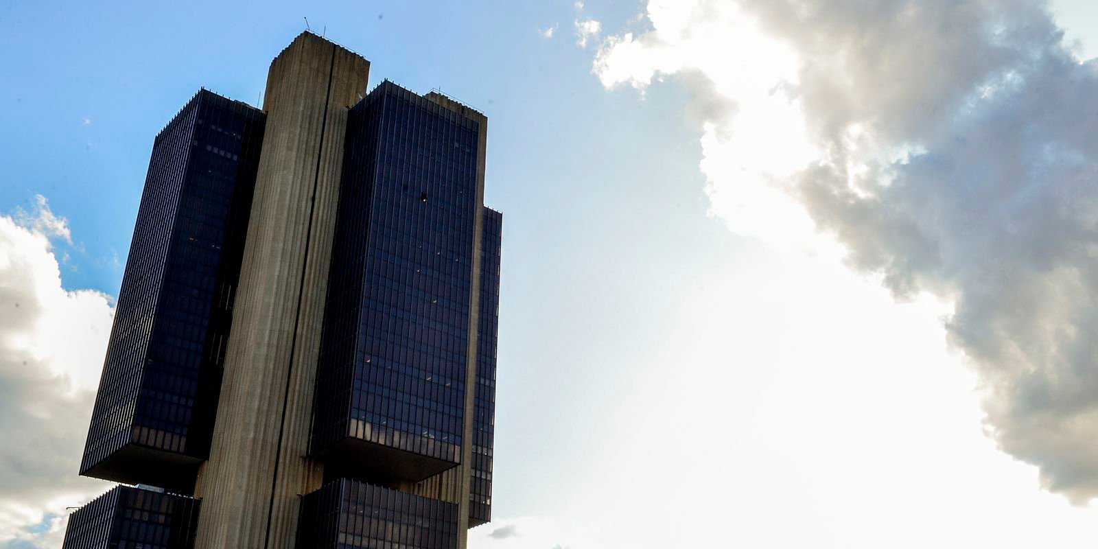 Taxa Selic: Copom Decide Hoje se Mantém Juros no Nível Mais Alto em 20 Anos