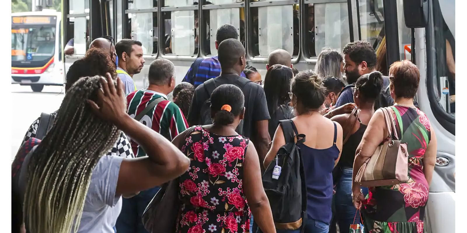 Número de Brasileiros à Procura de Emprego Diminui em Todas as Faixas de Tempo