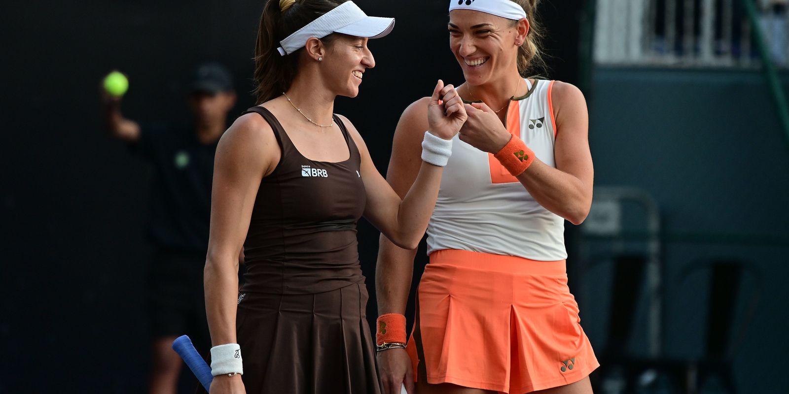 Dupla de Stefani surpreende campeãs e avança à semifinal do WTA Finals