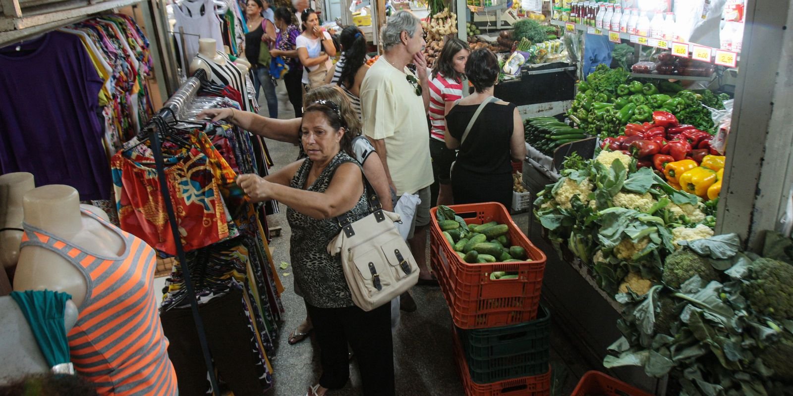 INPC desacelera em outubro e fecha em 0,03%, acumulando 4,49% em 12 meses