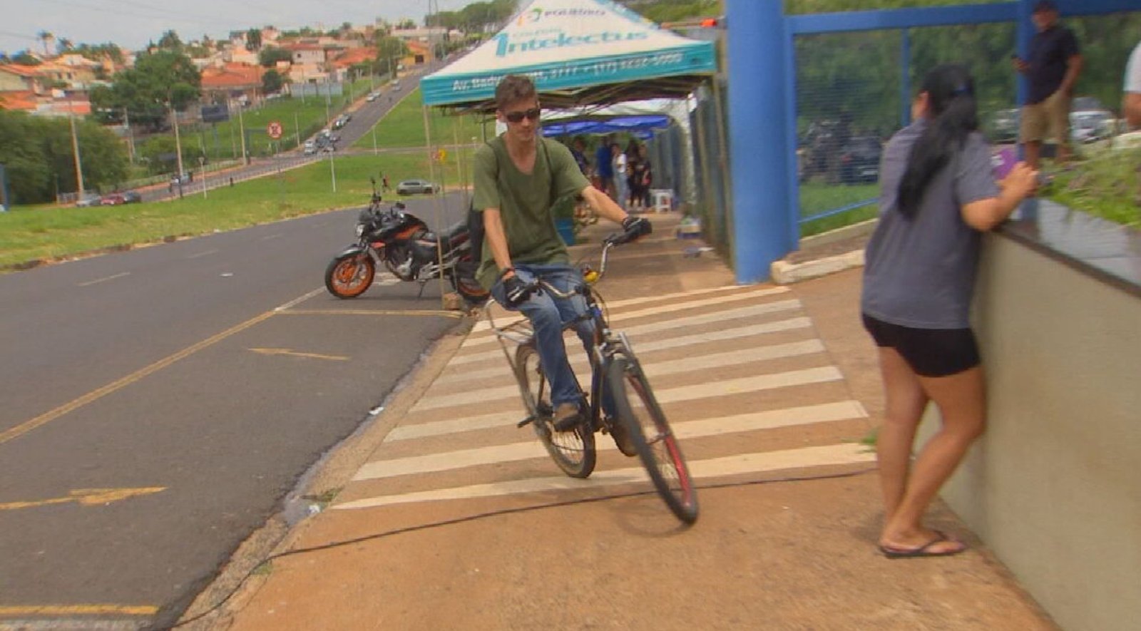 Enem: Ciclista Acelera e Faz Manobras Radicais Para Não Perder a Prova