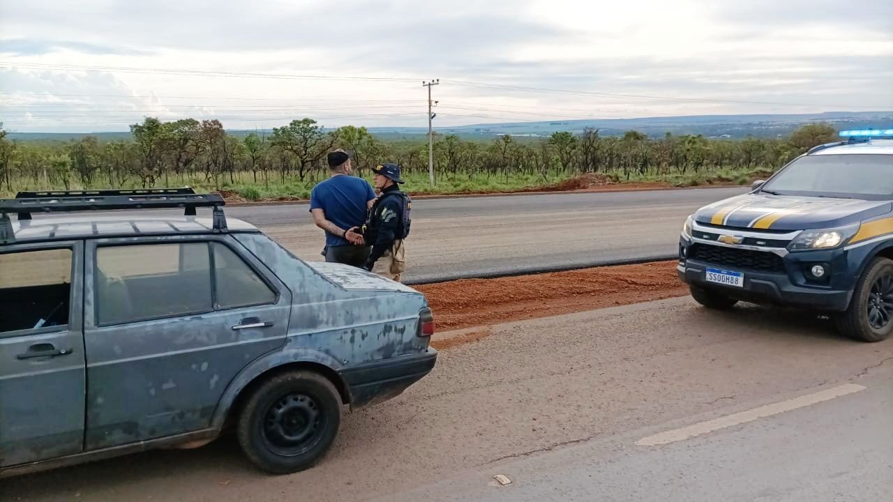 Mulher Nua Achada Morta em Motel: Vítima Identificada e Suspeito Preso em Fuga