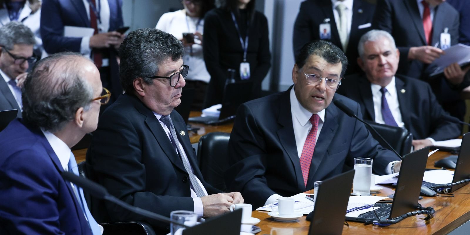 Comissão do Senado Aprova Taxação Maior para Fintechs e Sites de Apostas