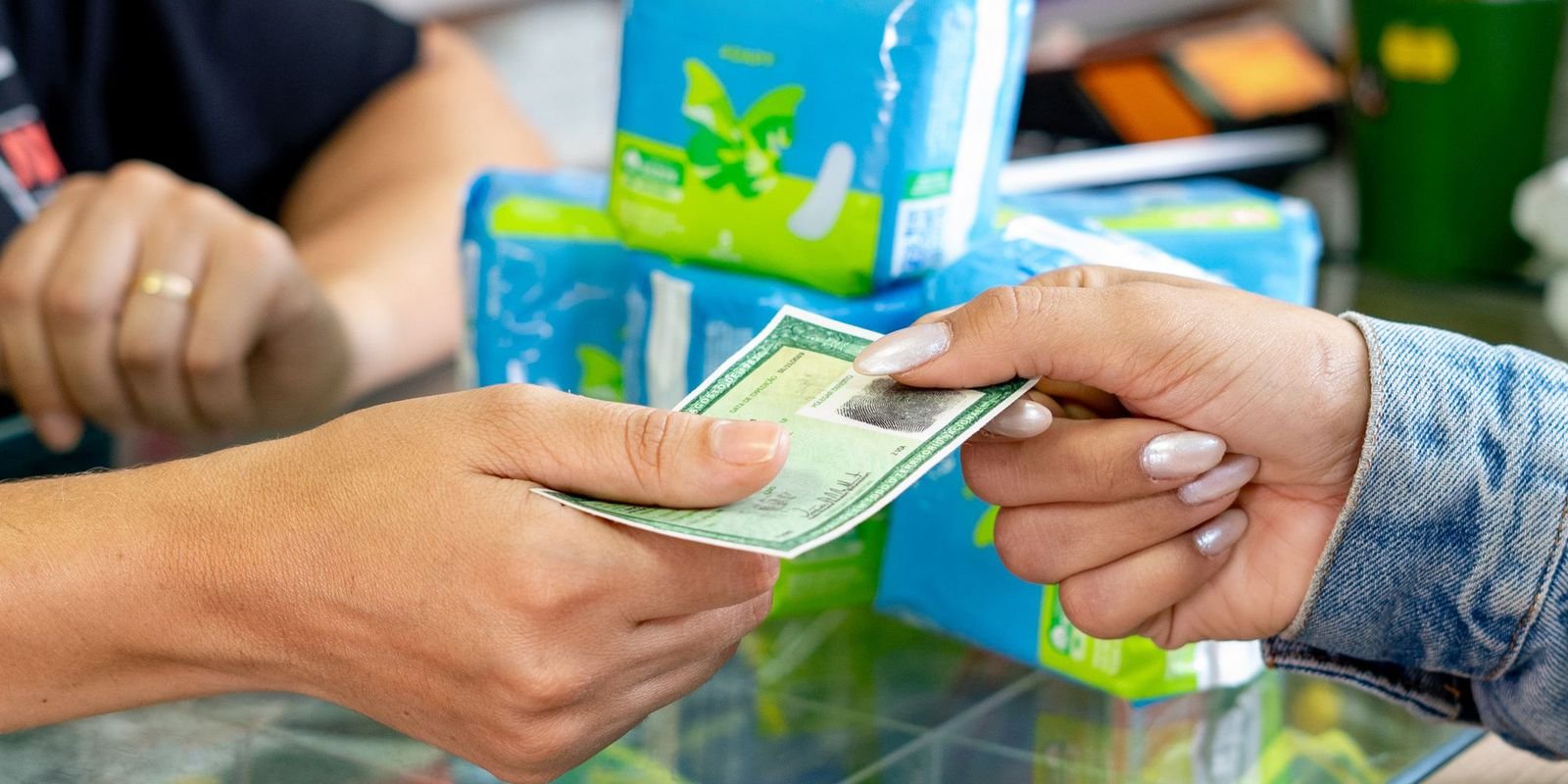 Absorventes Gratuitos: Milhões Recebem Alerta para Retirada no SUS