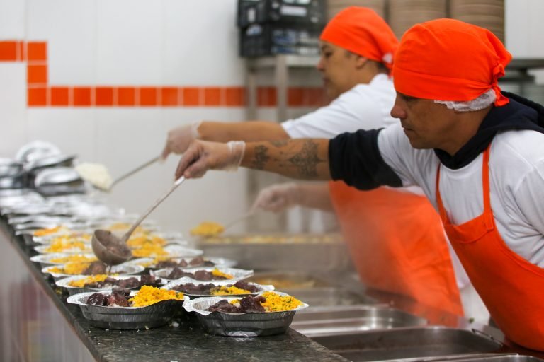 Restaurantes Bom Prato servirão almoços especiais nos dias de Natal e Ano Novo; veja cardápio na unidade em Rio Preto