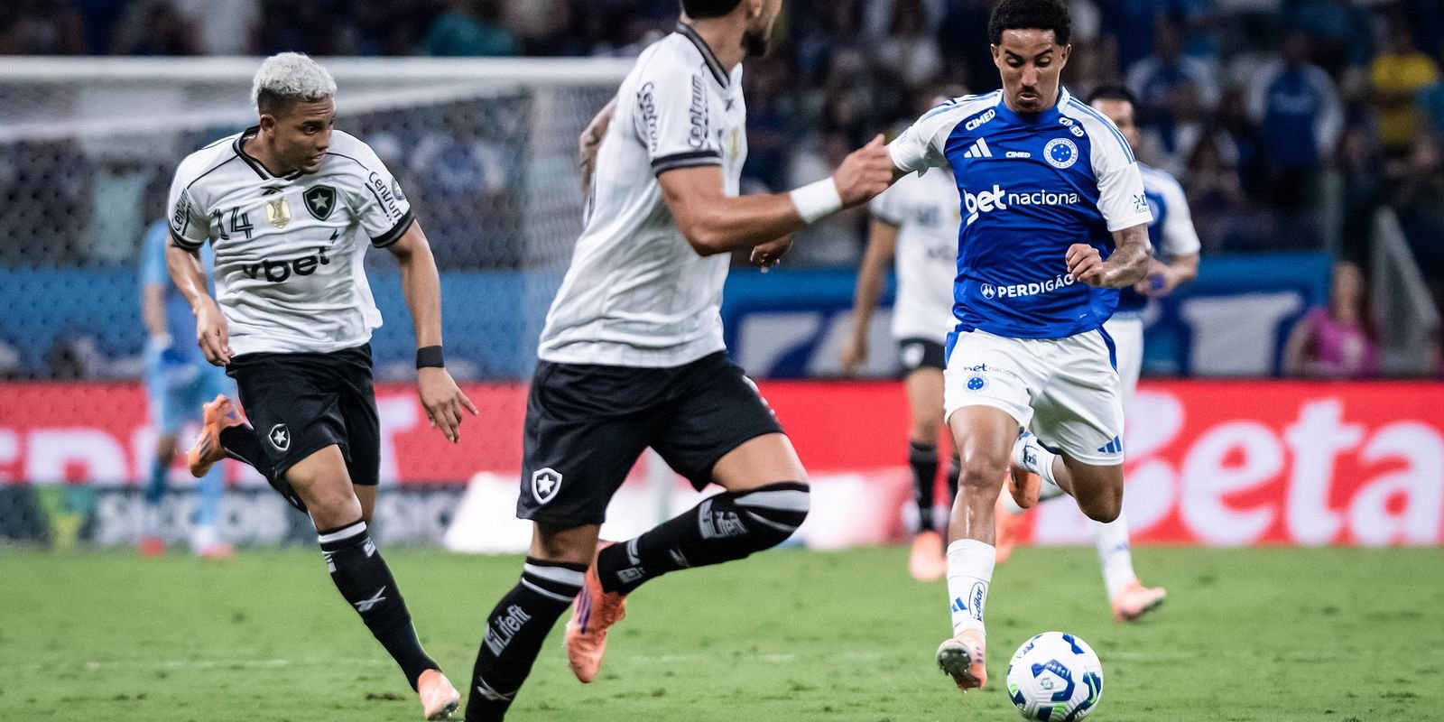 Cruzeiro e Botafogo empatam em Jogo Dramático no Mineirão pelo Brasileirão