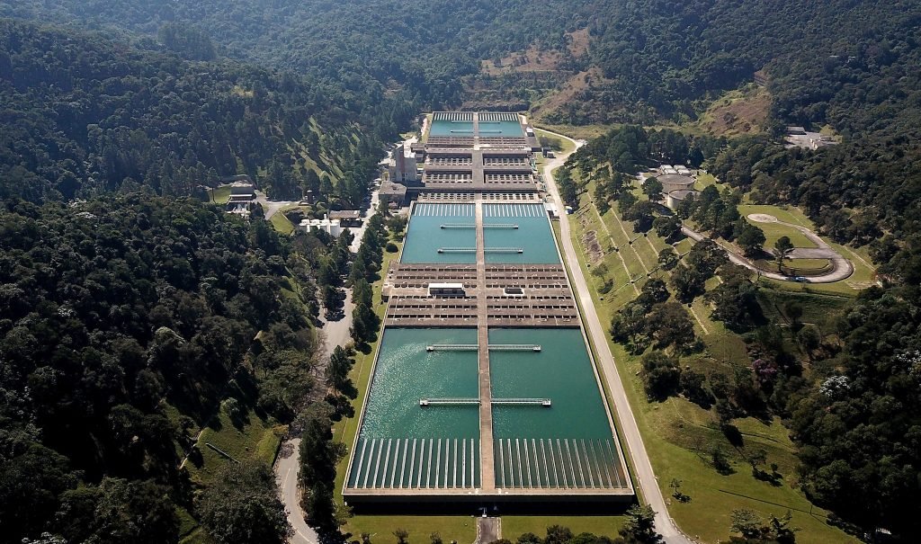 Tarifa da Sabesp Sem Aumento Real em 2026 Apesar de Investimento Recorde