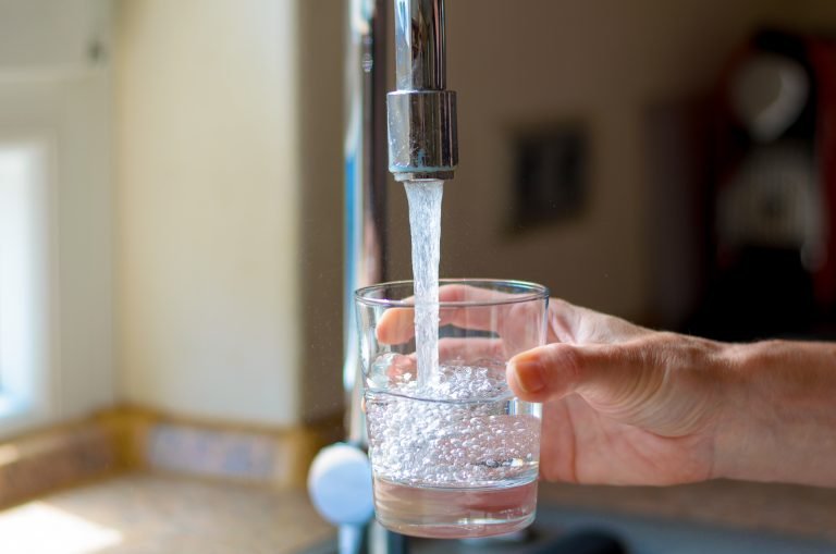 Louça, banho e mangueira: veja gestos simples que economizam centenas de litros de água