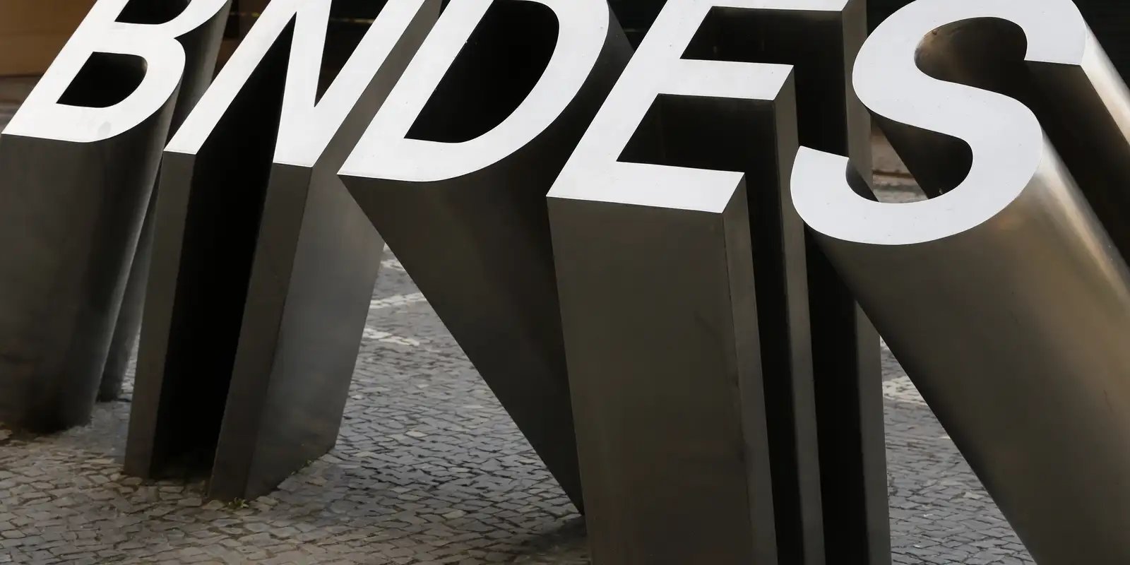 Economistas Debatem Avanços e Desafios da Economia Brasileira em Evento no Rio