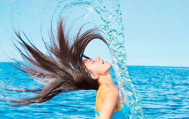 Festas, sol e piscina aumentam danos no cabelo e exigem cuidados simples; saiba as dicas