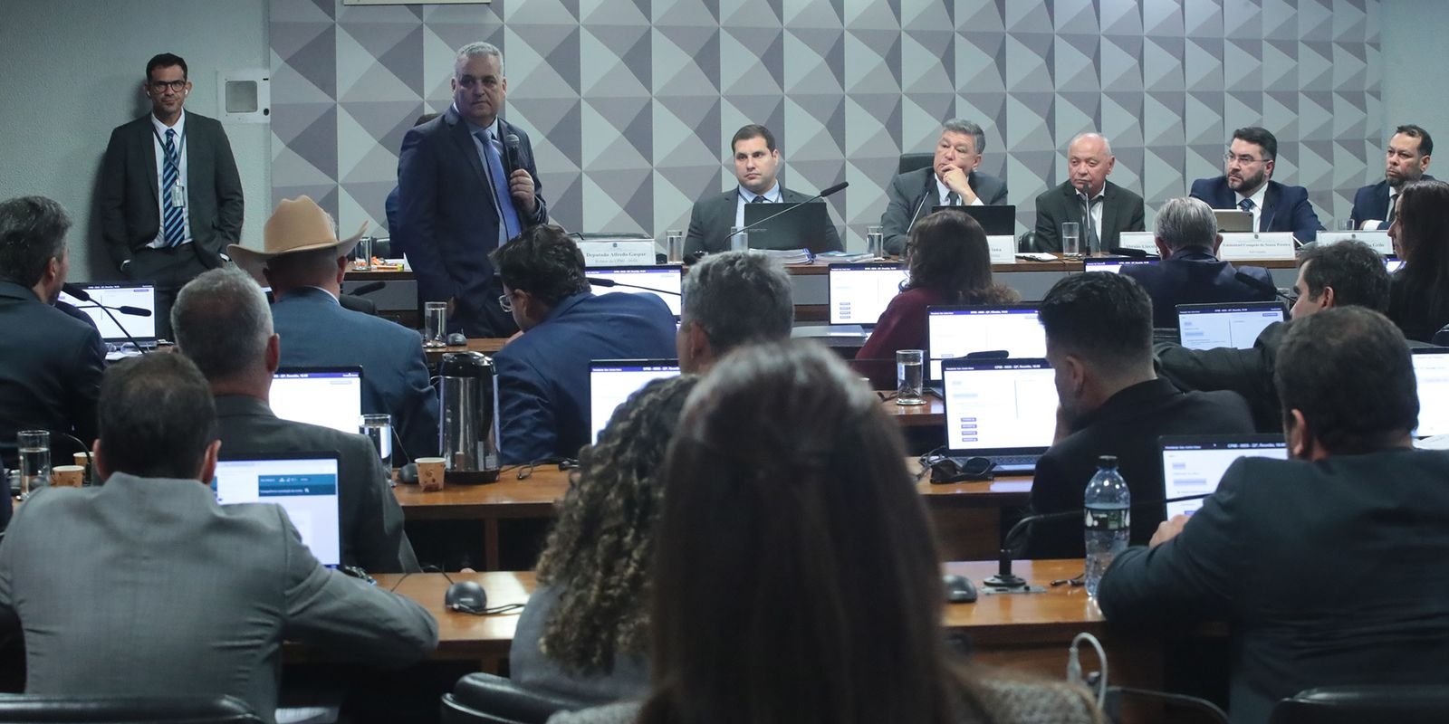 CPMI do INSS Mirando Empréstimos Consignados: Dono do Banco Master e Zema Convocados