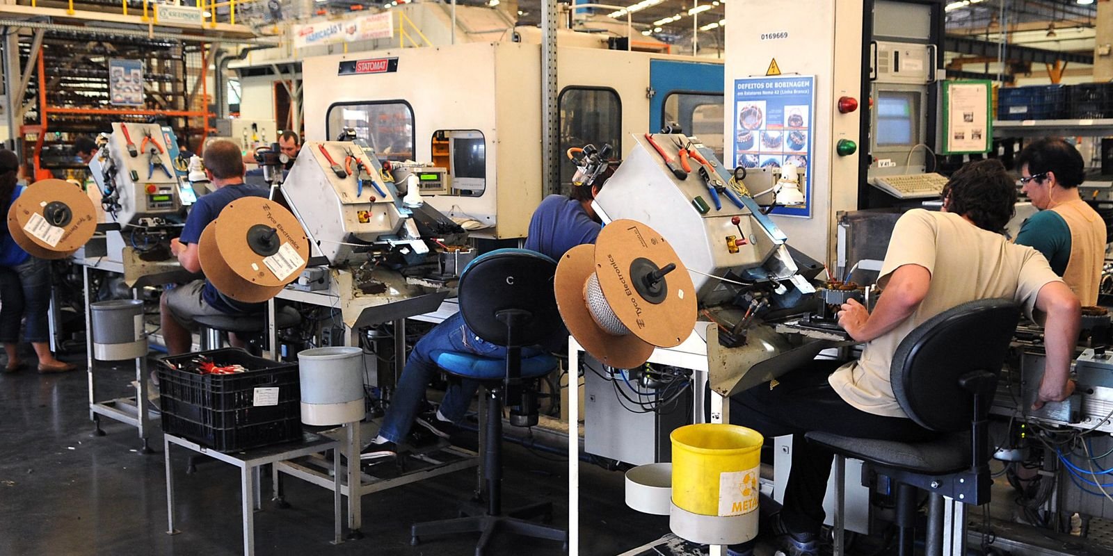 Produção Industrial Brasileira Apresenta Leve Crescimento em Outubro, Aponta IBGE