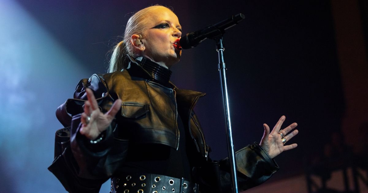 Vocalista do Garbage Detona Fã com Bola de Praia em Show na Austrália