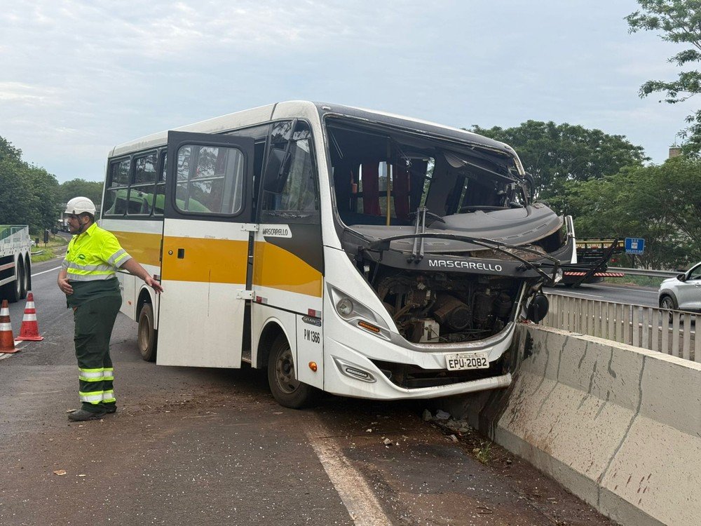Acidente com ônibus escolar deixa duas pessoas feridas em rodovia em Rio Preto