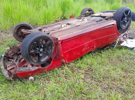 Capotamento na SP-351 deixa uma pessoa morta e três feridas em Catanduva