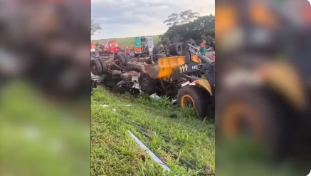 Menina de 11 anos morre após motorista perder controle e caminhão tombar em rodovia do interior de SP