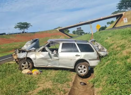 Motorista morre e passageira fica ferida após carro invadir a pista contrária e capotar em Jales