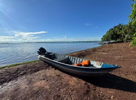 Barco vira e homens a bordo caem em rio no interior de SP