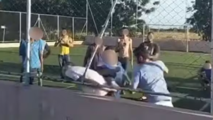 Jovem suspeito de abusar de criança é espancado por grupo em quadra no interior de SP