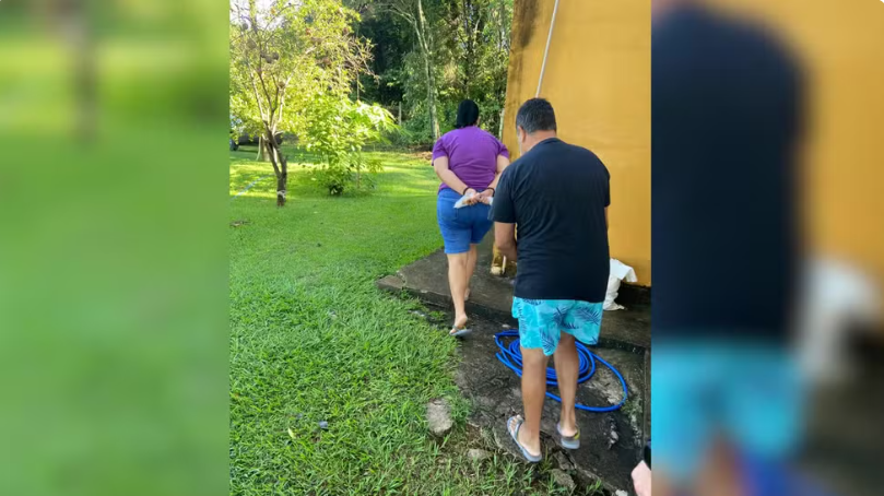 Casal suspeito de mandar sequestrar e torturar jovem que teve roupas queimadas e cabelos cortados é preso