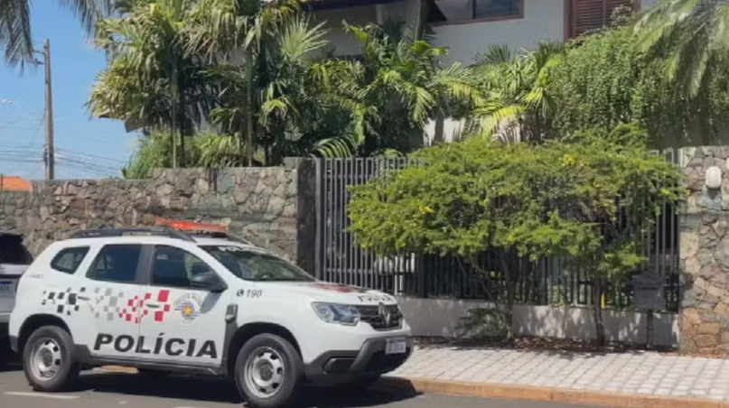Trio é feito refém por homens encapuzados e armados em assalto em casa