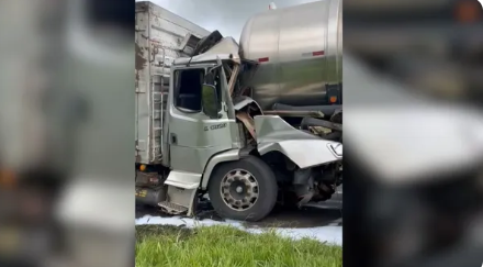 Motorista morre em acidente entre dois caminhões e caminhonete em rodovia do interior de SP
