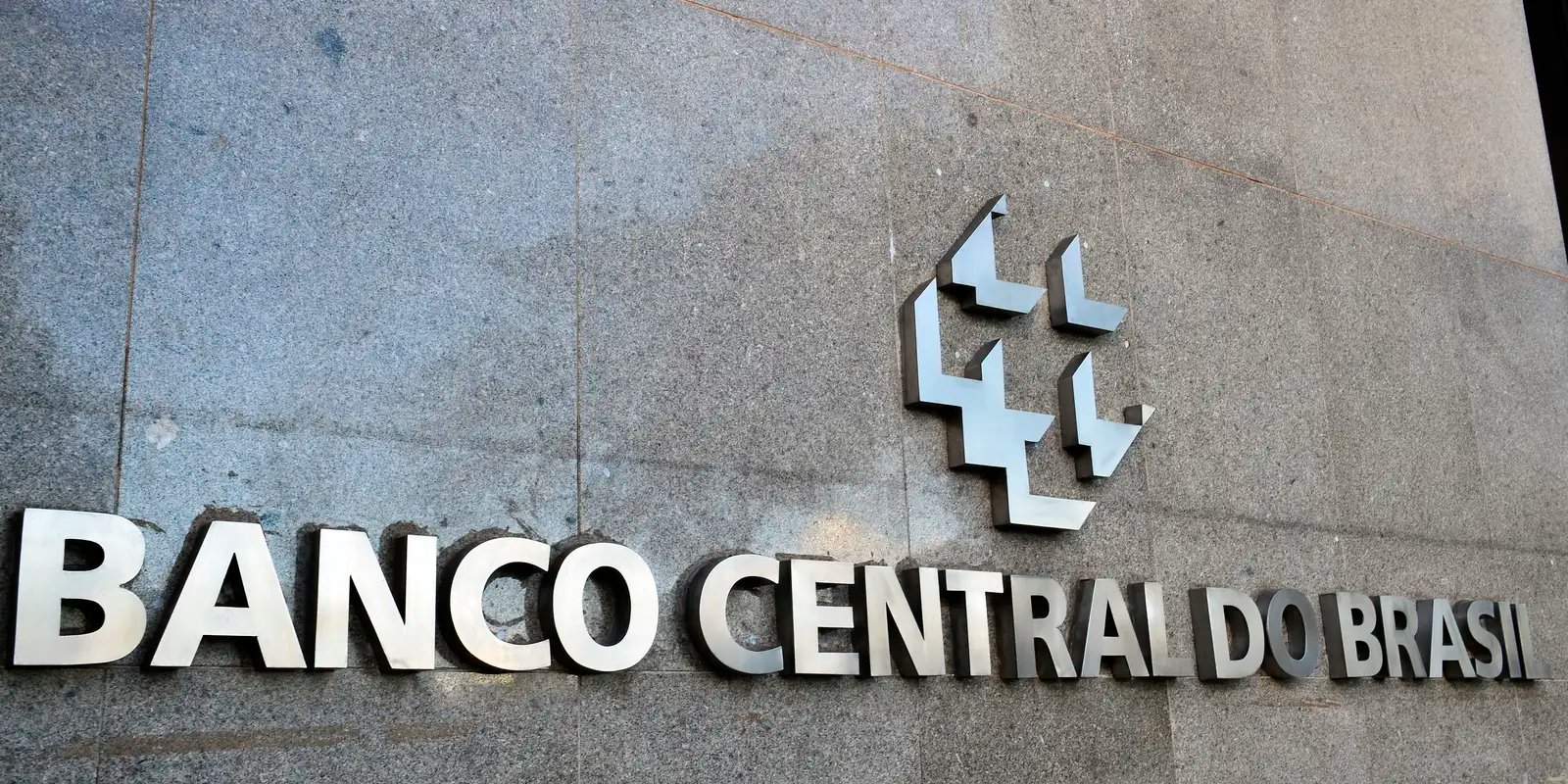 Juros para Famílias Atingem 60,1% ao Ano em 2025, Impulsionados por Cartão de Crédito
