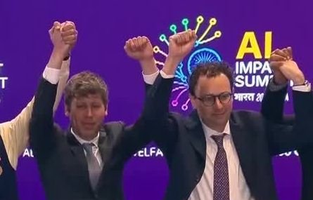 A Tensão no Coração da IA: CEOs da Anthropic e OpenAI Evitam Cumprimento em Cúpula Global