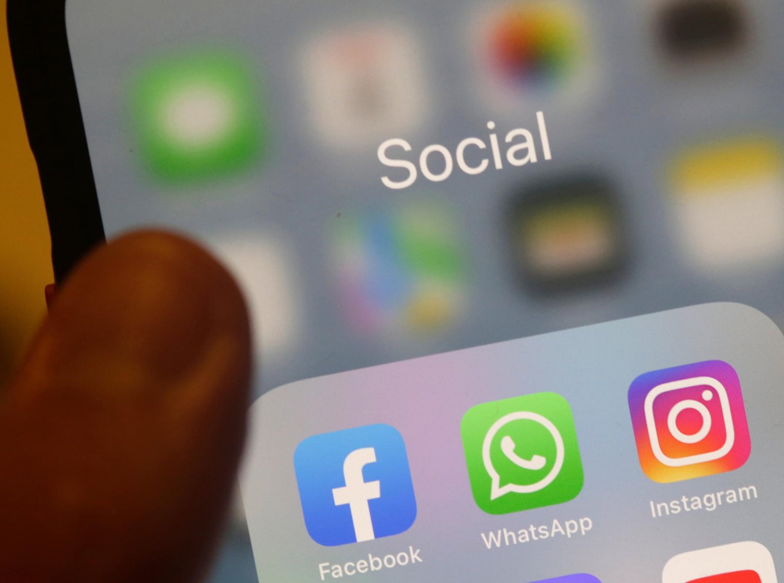 Rússia Amplia Cerco Digital: WhatsApp, YouTube e Outros Aplicativos na Mira da Censura