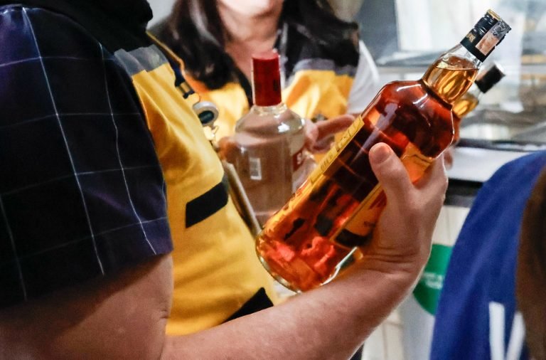 Autoridades reforçam cuidados para prevenir casos de intoxicação por metanol durante o Carnaval