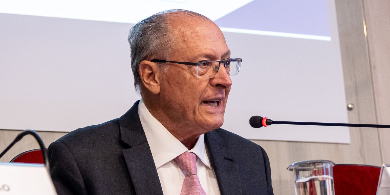 Alckmin: Brasil mantém competitividade apesar de nova tarifa global dos EUA; entenda os desdobramentos