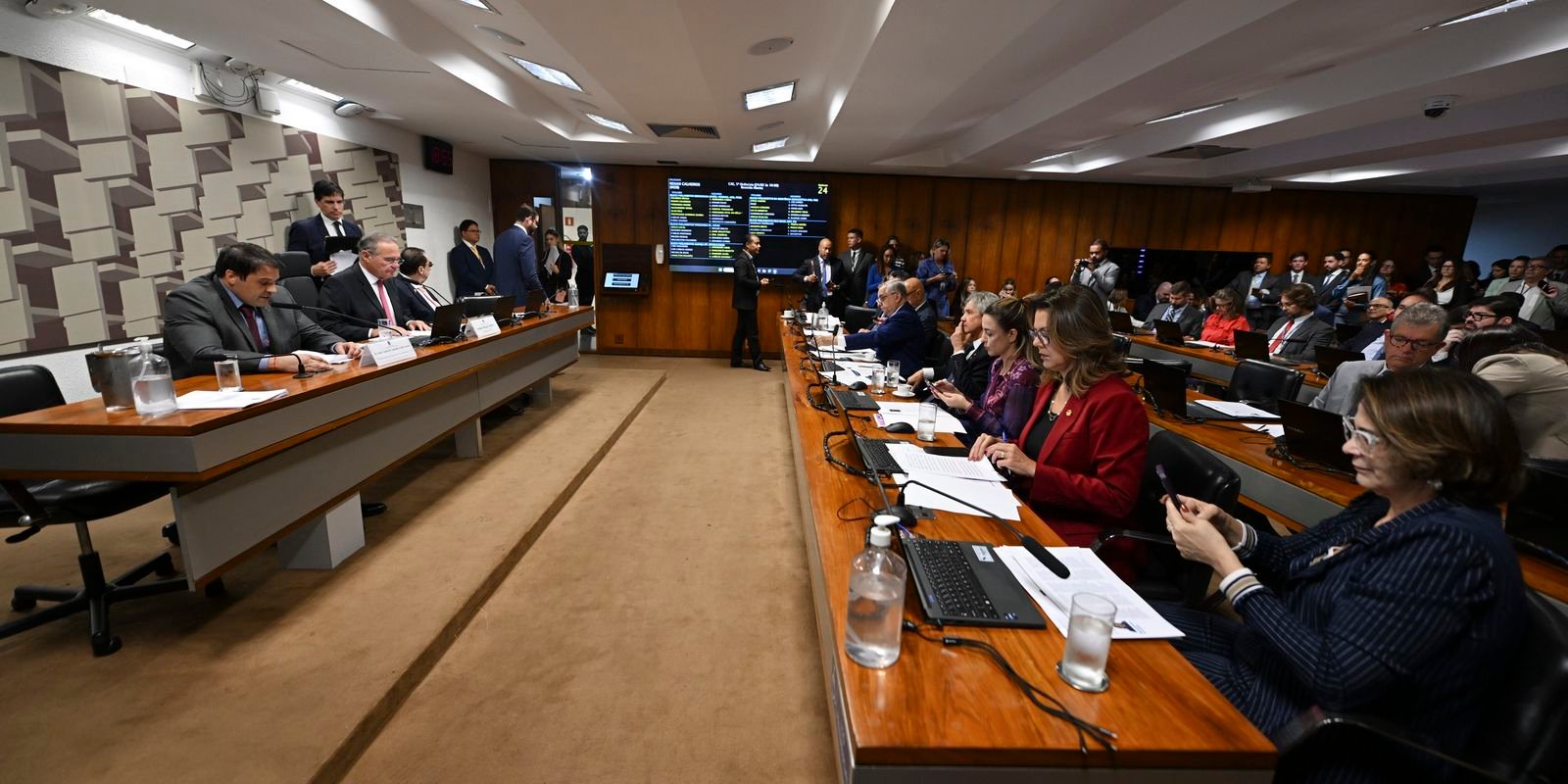 Senadores intensificam cobrança à CVM por suposta omissão no caso do Banco Master