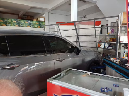 Carro invade mercearia em avenida de Rio Preto