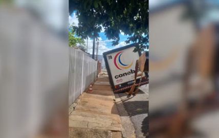 Caminhão fica preso em buraco por quatro horas após asfalto ceder em rua