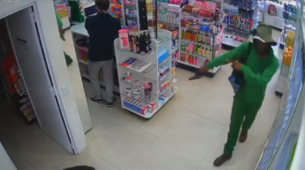 Homem suspeito de fingir ser cliente, render funcionários e roubar farmácia no interior de SP é preso