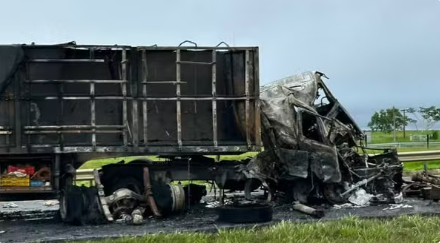 Caminhão pega fogo após batida e deixa motorista ferido em Jales