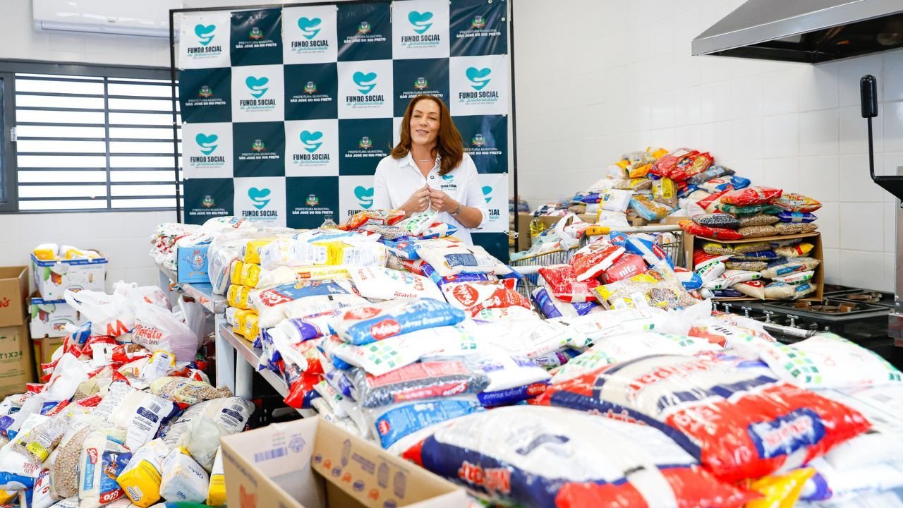 CarnaVirou de Rio Preto arrecada 100 toneladas de alimentos para os CRAS